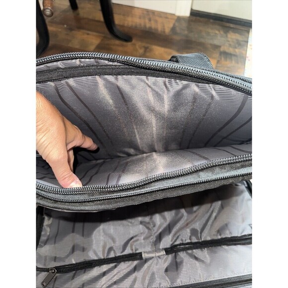 Kenneth Cole Reaction Briefcase Model 9950-64BK 18x13 - Picture 6 of 6